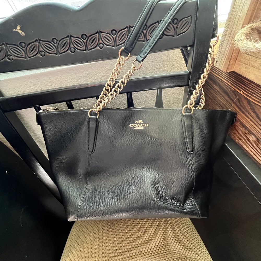 Coach Purse that’s versatile for everyday or going out!